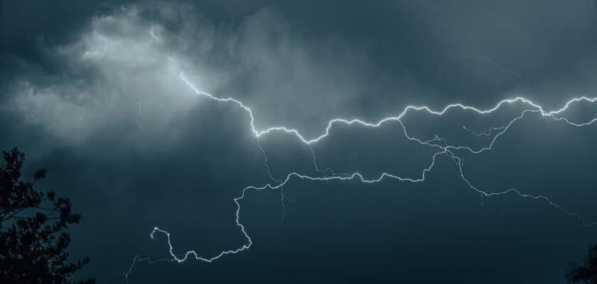 imagem de um raio cinza com o céu azul escuro