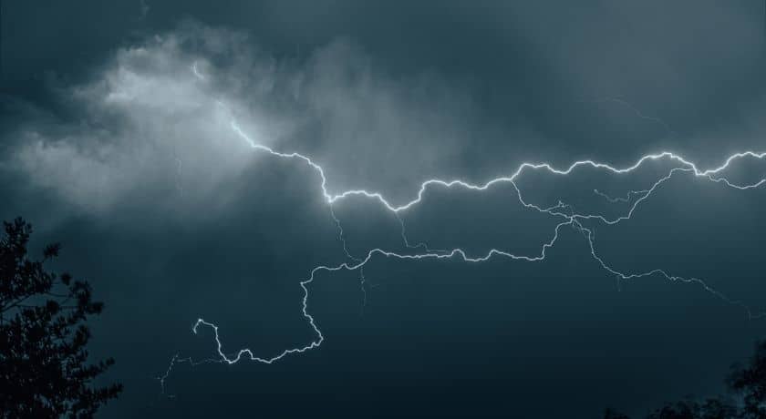 imagem de um raio cinza com o céu azul escuro