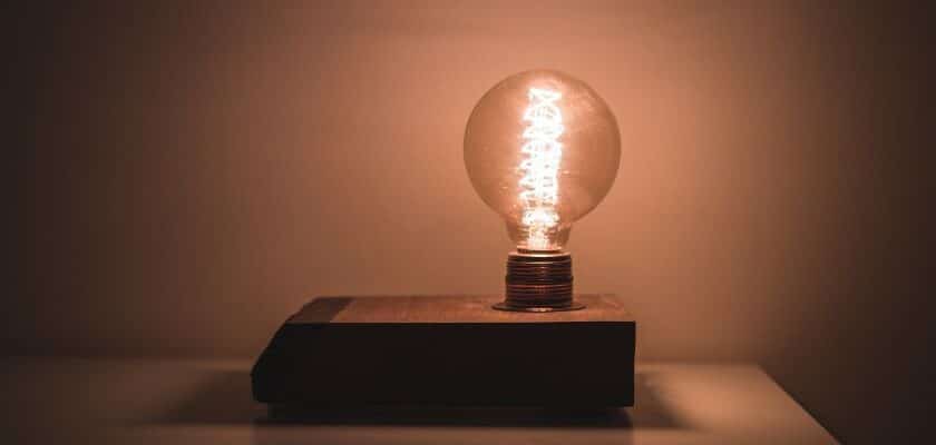 uma lampada em cima de uma mesa