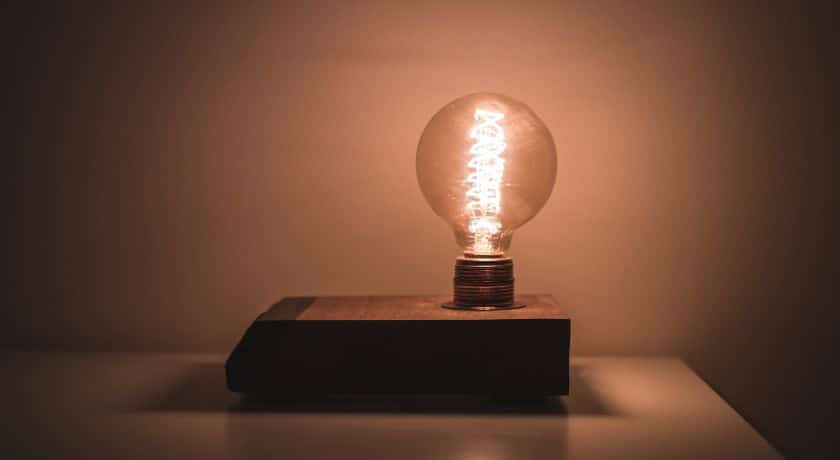 uma lampada em cima de uma mesa