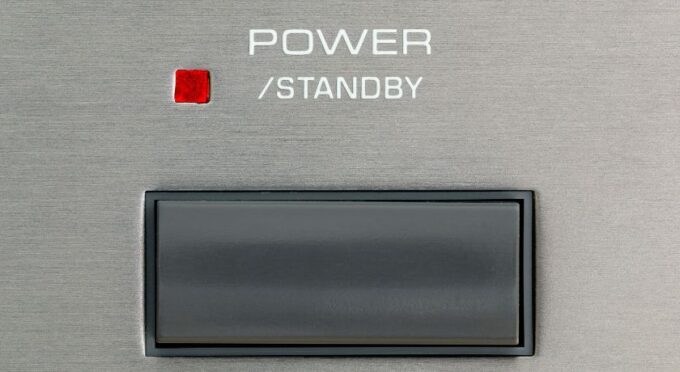 uma parte de um equipamento escrito power/stand by com um quadradinho vermelho ao lado 