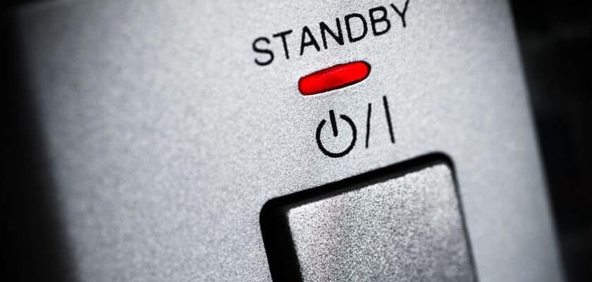 um equipamento visto de bem perto, com um botão de ligar e acima escrito standby