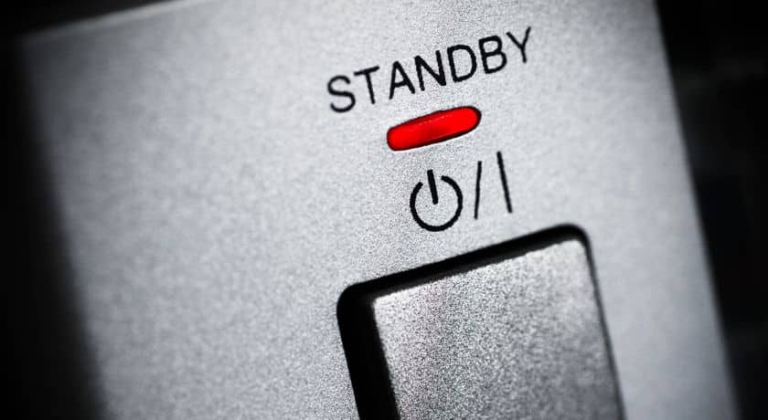 um equipamento visto de bem perto, com um botão de ligar e acima escrito standby