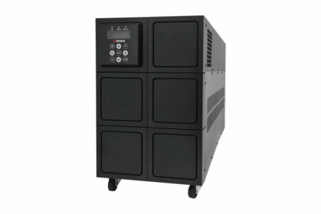A imagem apresenta um nobreak ou UPS de cor preta, com um design moderno e compacto. Ele é composto por um painel frontal que inclui um display digital e botões de controle. O dispositivo possui compartimentos quadrados (provavelmente para baterias) organizados em um formato vertical, com rodas na parte inferior, facilitando a movimentação. No topo, há uma grade de ventilação, sugerindo que o equipamento tem um sistema de resfriamento. O produto é ideal para proteger equipamentos eletrônicos, garantindo estabilidade de energia.