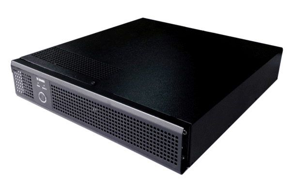A imagem apresenta um nobreak de formato rack, com acabamento preto e entradas de ventilação na parte frontal. O produto está posicionado de maneira que mostra claramente o design simples e funcional, adequado para instalação em racks de servidores. O logo da TS Shara está visível na parte superior frontal, destacando a marca.