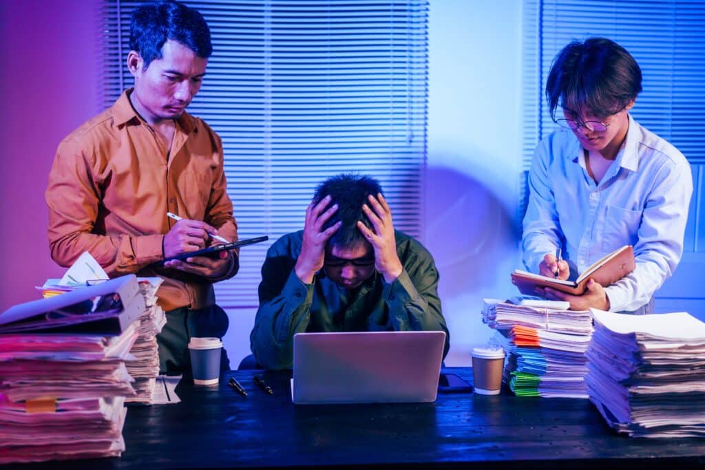 3 pessoas com problemas na area de trabalho