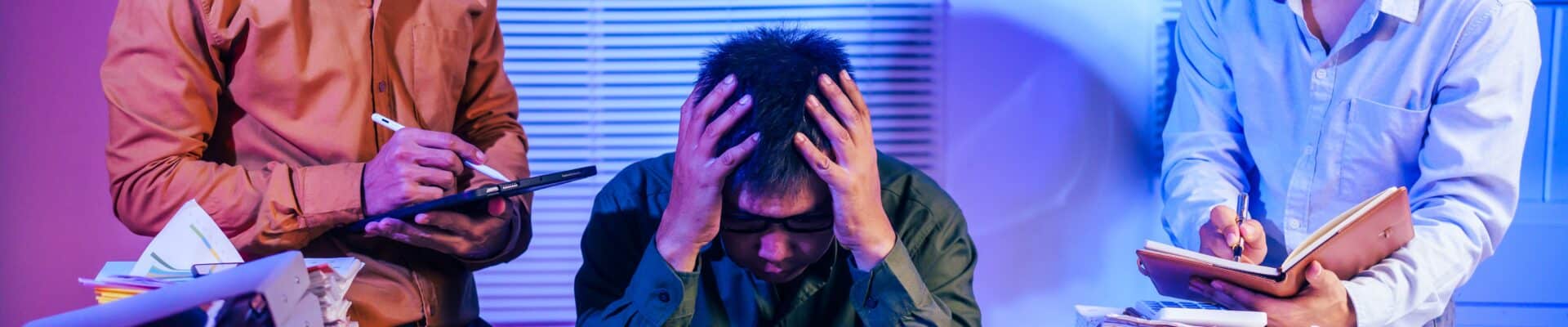 3 pessoas com problemas na area de trabalho