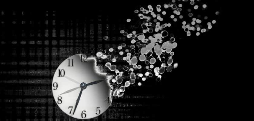 imagem de um relógio de parede esvanecendo e sumindo em partes, fazendo alusão ao tempo passando