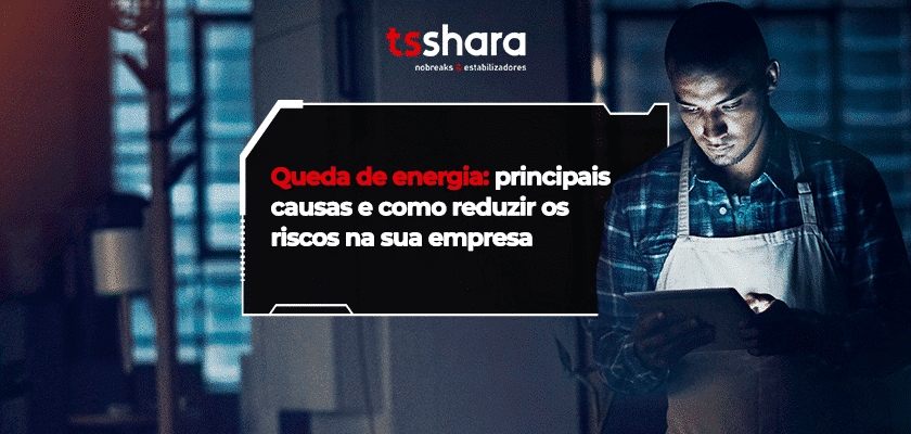 Funcionário no escuro usando tablet com banner sobre queda de energia