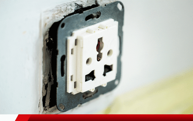 Tomada antiga com instalação exposta e sem acabamento na parede