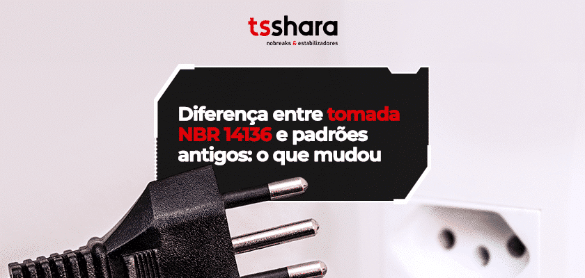 Plugue de três pinos próximo a tomada padrão NBR 14136 com destaque para o título.
