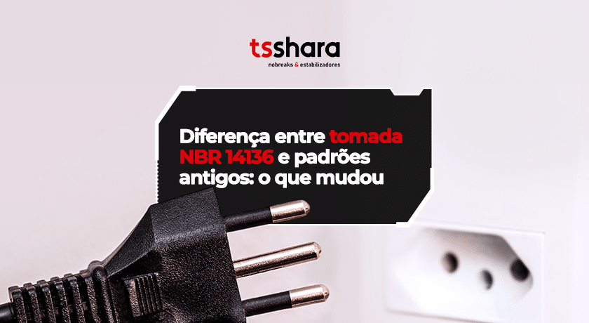 Plugue de três pinos próximo a tomada padrão NBR 14136 com destaque para o título.
