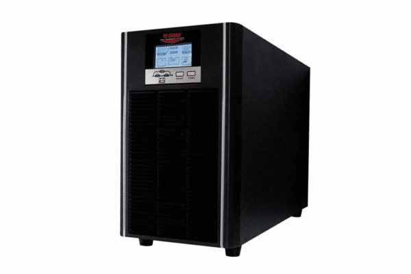 A imagem mostra um equipamento de energia ininterrupta (no-break) de forma retangular e vertical. Ele é de cor preta, com uma tela digital na parte superior. A tela exibe informações do dispositivo, com botões abaixo para configuração e controle. A parte frontal do equipamento possui uma grade de ventilação, e a parte inferior é ligeiramente arredondada com pequenos pés de apoio. O design é moderno e funcional.