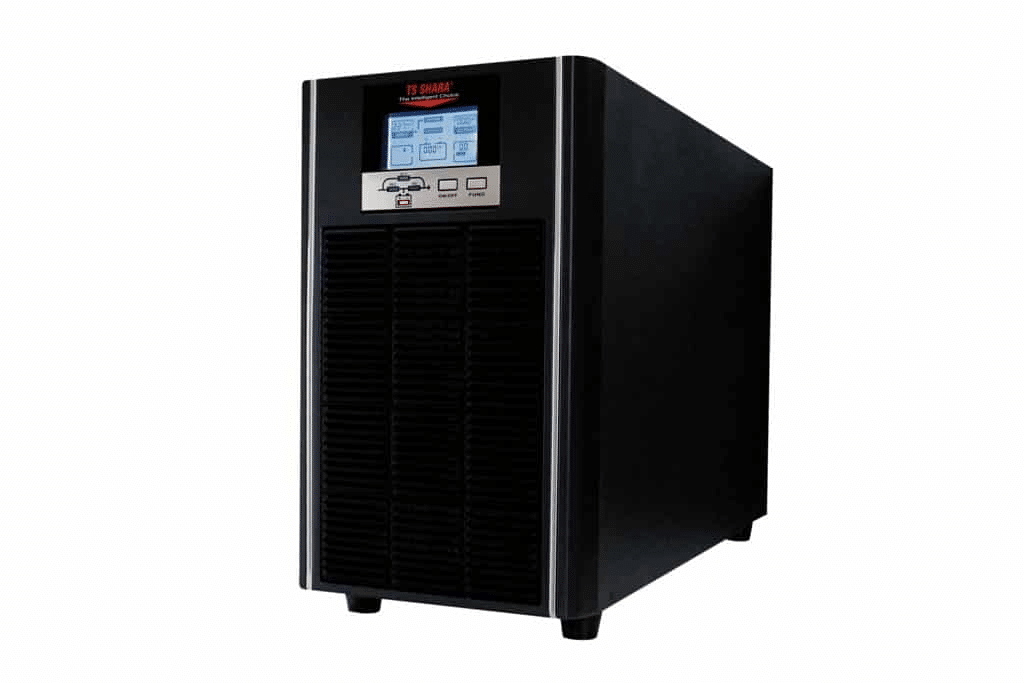 A imagem mostra um equipamento de energia ininterrupta (no-break) de forma retangular e vertical. Ele é de cor preta, com uma tela digital na parte superior. A tela exibe informações do dispositivo, com botões abaixo para configuração e controle. A parte frontal do equipamento possui uma grade de ventilação, e a parte inferior é ligeiramente arredondada com pequenos pés de apoio. O design é moderno e funcional.