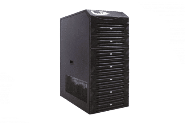 A imagem apresenta outro equipamento de energia ininterrupta (no-break) de formato semelhante, porém com várias unidades empilhadas. A estrutura também é preta e retangular, com uma tela de controle na parte superior. A frente do equipamento tem compartimentos com botões e luzes indicativas de funcionamento. O design é robusto, com ventilação na parte inferior e uma estrutura mais alta, consistindo de várias camadas empilhadas de unidades no mesmo gabinete.