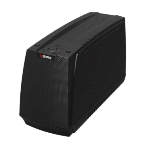 A imagem mostra um nobreak TS Shara com design moderno e compacto. O dispositivo é de cor preta, com uma textura em sua parte frontal, que tem um formato ligeiramente arredondado. Na parte superior, há um botão de controle e indicadores de status, conferindo um visual elegante e funcional, ideal para proteção de dispositivos eletrônicos.