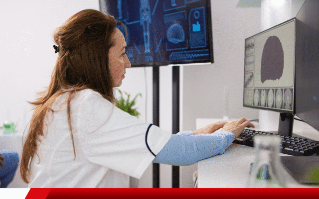 Médica analisando exames de imagem em monitor de computador