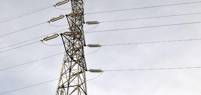 torre de transmissão de energia elétrica com um fundo de céu nublado