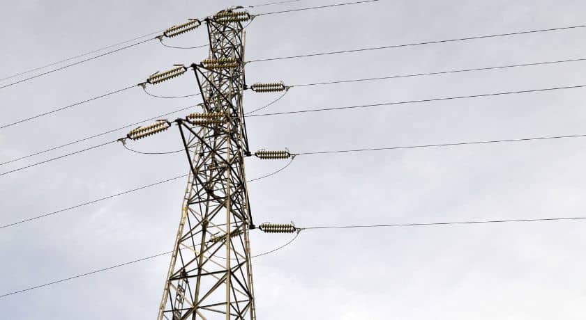 torre de transmissão de energia elétrica com um fundo de céu nublado