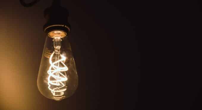 Foto de uma lâmpada acesa em um fundo escuro