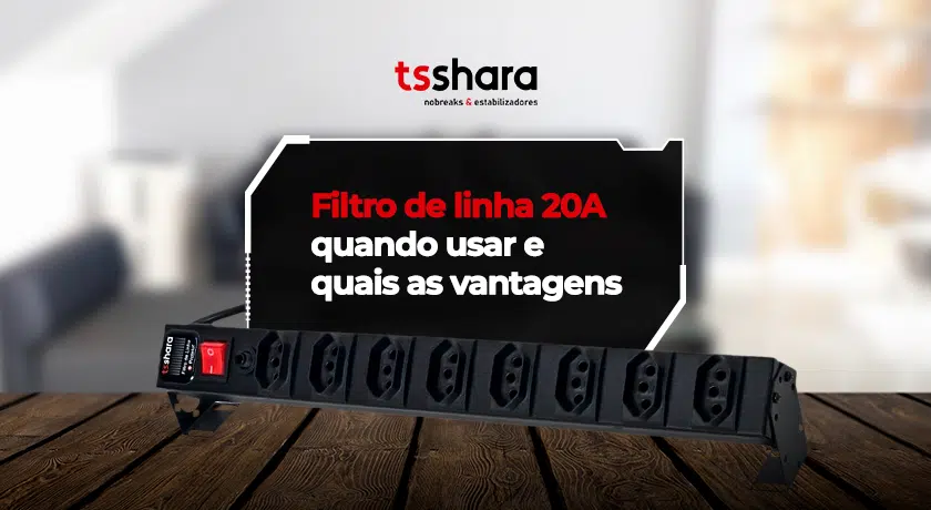 Filtro de linha 20A com várias tomadas sobre mesa de madeira.