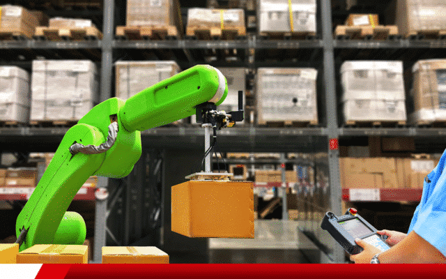 Braço robótico verde movendo caixa em armazém automatizado