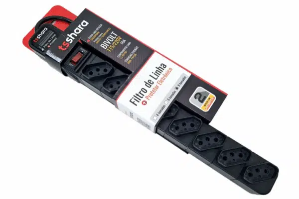 A imagem é um produto em um fundo branco, mostrando um filtro de linha (régua de tomadas) da marca TS Shara de cor preta. O dispositivo é longo e possui oito tomadas em um formato que segue o padrão brasileiro. Grande parte do filtro de linha está coberta pela sua embalagem de papelão. A embalagem é vermelha e preta, exibindo claramente o logo "ts shara" e informações como "Filtro de Linha," "Bivolt 115/220V," destacando sua função como protetor eletrônico.