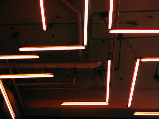 os LEDs oferecem uma excelente qualidade de luz, com opções de temperatura de cor variada, desde luz quente até luz fria. Isso permite que você escolha a atmosfera ideal para cada ambiente, seja uma luz suave e aconchegante para a sala de estar ou uma iluminação brilhante para escritórios e ambientes comerciais.