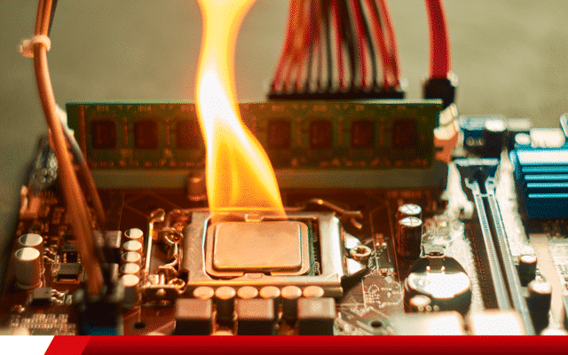 Placa eletrônica com processador superaquecido em chamas