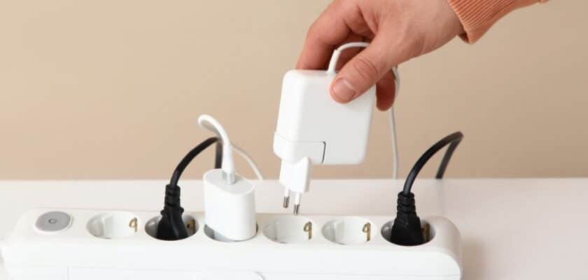 extensão simples branca, com 4 equipamentos conectador a ela