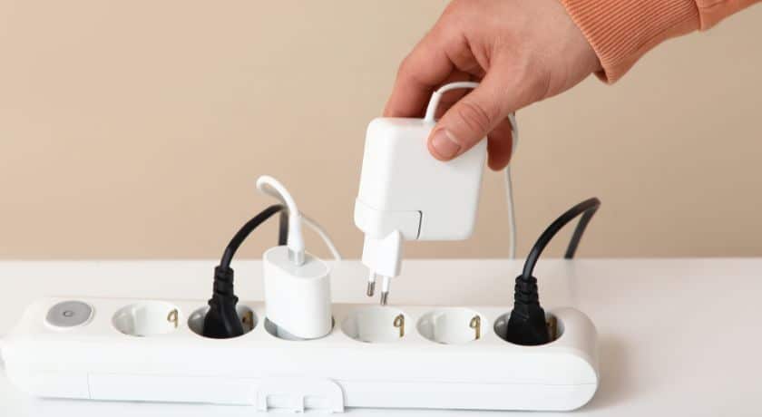 extensão simples branca, com 4 equipamentos conectador a ela