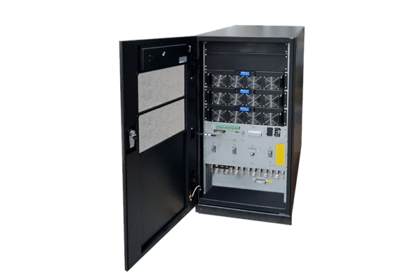 Nobreak modular com painel interno e módulos acessíveis.