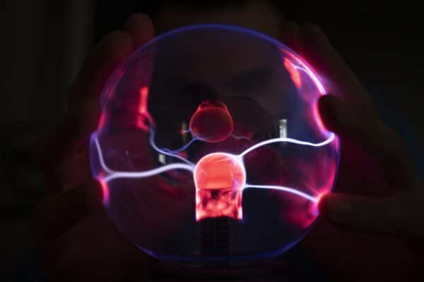 A mão humana tocando os ícones sugere o controle centralizado e a interface homem-máquina