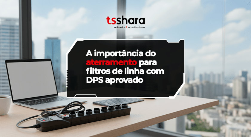 Filtro de linha com DPS em mesa de escritório destacando aterramento.