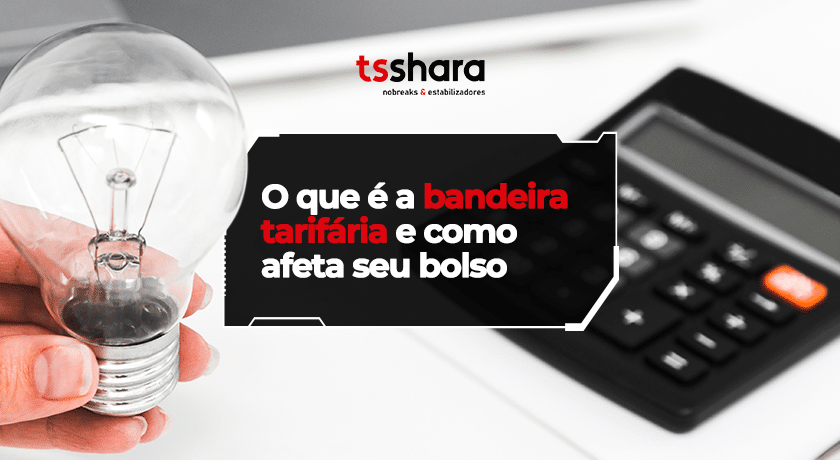 Lâmpada e calculadora representando custo da energia elétrica.