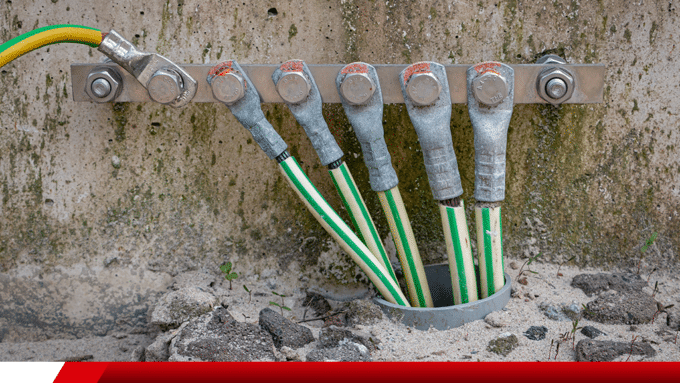 Barramento de aterramento com múltiplos condutores elétricos conectados.