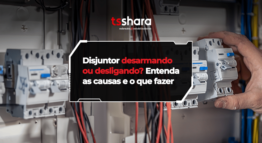 Disjuntor sendo acionado em quadro elétrico com fiação aparente.