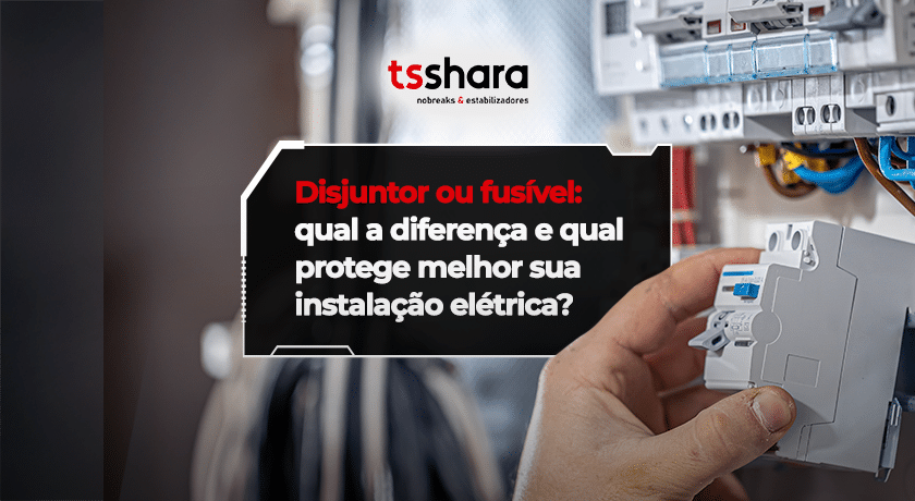 Disjuntor sendo manuseado em quadro elétrico