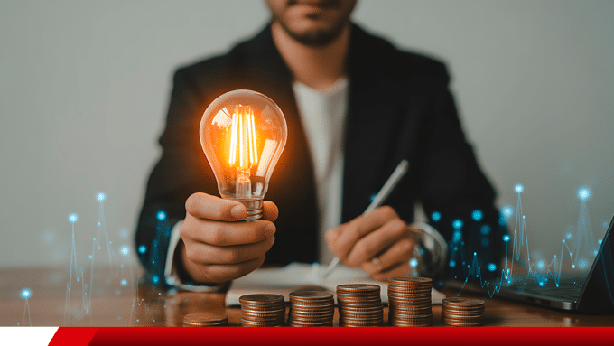 Lâmpada acesa simbolizando eficiência energética e economia