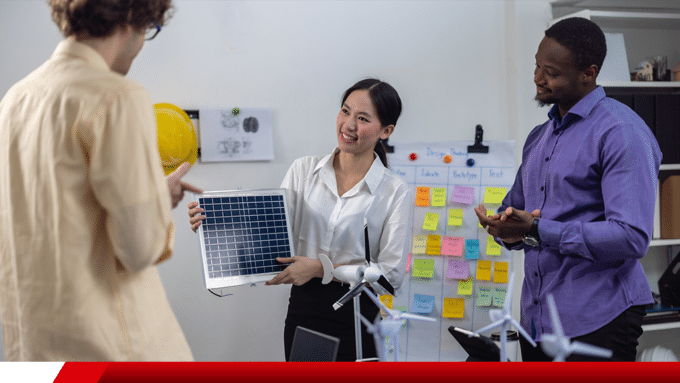 Equipe analisando painel solar em ambiente corporativo