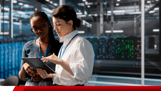 Profissionais analisando dados em data center