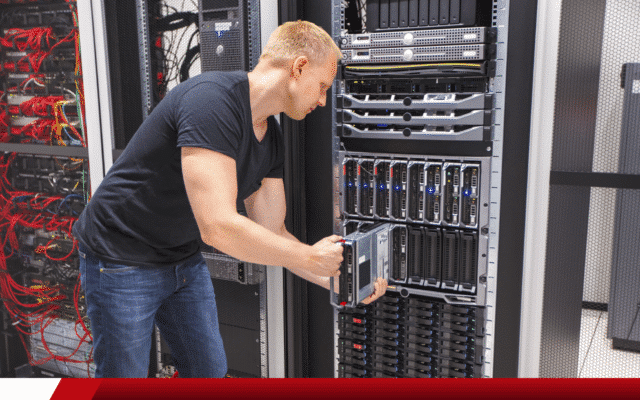 Técnico realizando manutenção em servidor instalado em rack.