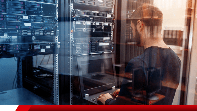 Técnico monitorando servidores em data center