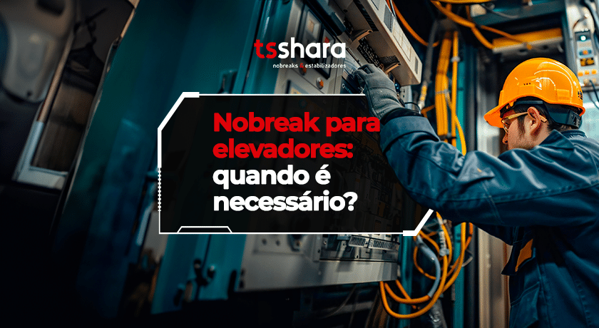Técnico realizando manutenção em painel de elevador com uso de nobreak.