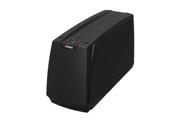 No-break preto da marca TS Shara em posição horizontal. O equipamento tem design compacto, frontal em grade, botões e indicadores luminosos na parte superior. Está isolado em fundo branco, destacando apenas o produto.