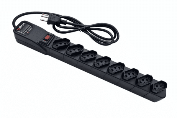 Filtro de linha preto da marca TS Shara, visto em perspectiva. O equipamento possui várias tomadas alinhadas, um interruptor liga/desliga vermelho e um cabo de energia com plugue. A imagem está isolada em fundo branco, destacando o produto.