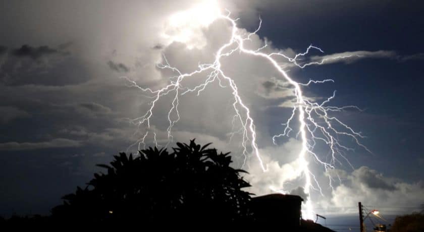 Céu noturno tempestuoso iluminado por raios intensos de chuva
