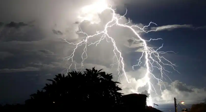 Céu noturno tempestuoso iluminado por raios intensos de chuva