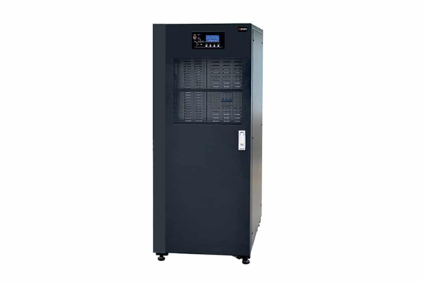 Equipamento nobreak grande em formato de gabinete, usado para fornecer energia contínua e proteger sistemas eletrônicos.