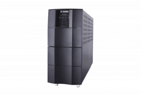 Dispositivo preto de forma retangular usado para fornecer energia ininterrupta. Possui painel frontal com luzes indicadoras e botão. Ideal para proteger equipamentos eletrônicos.